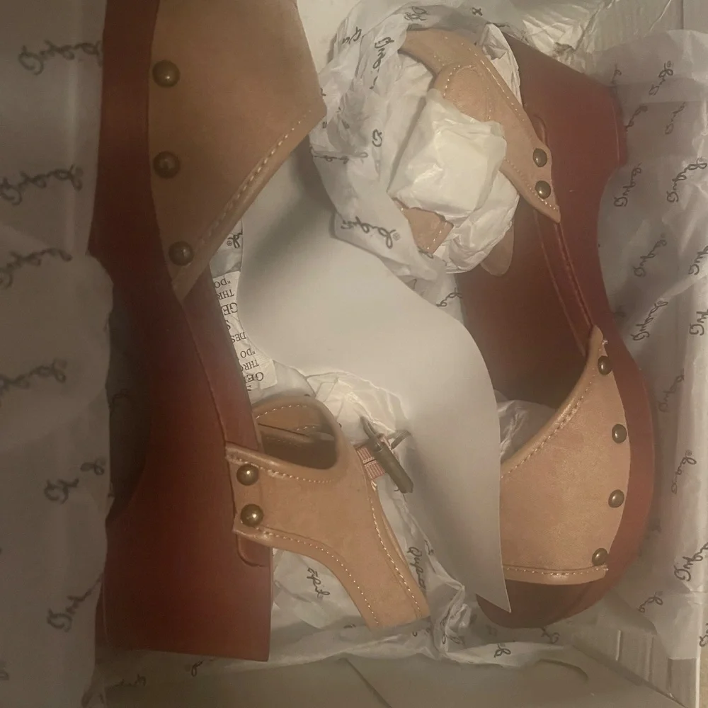 New in Box Women’s Qupid Brown Wood Sole Sandal - Picture 3 of 6